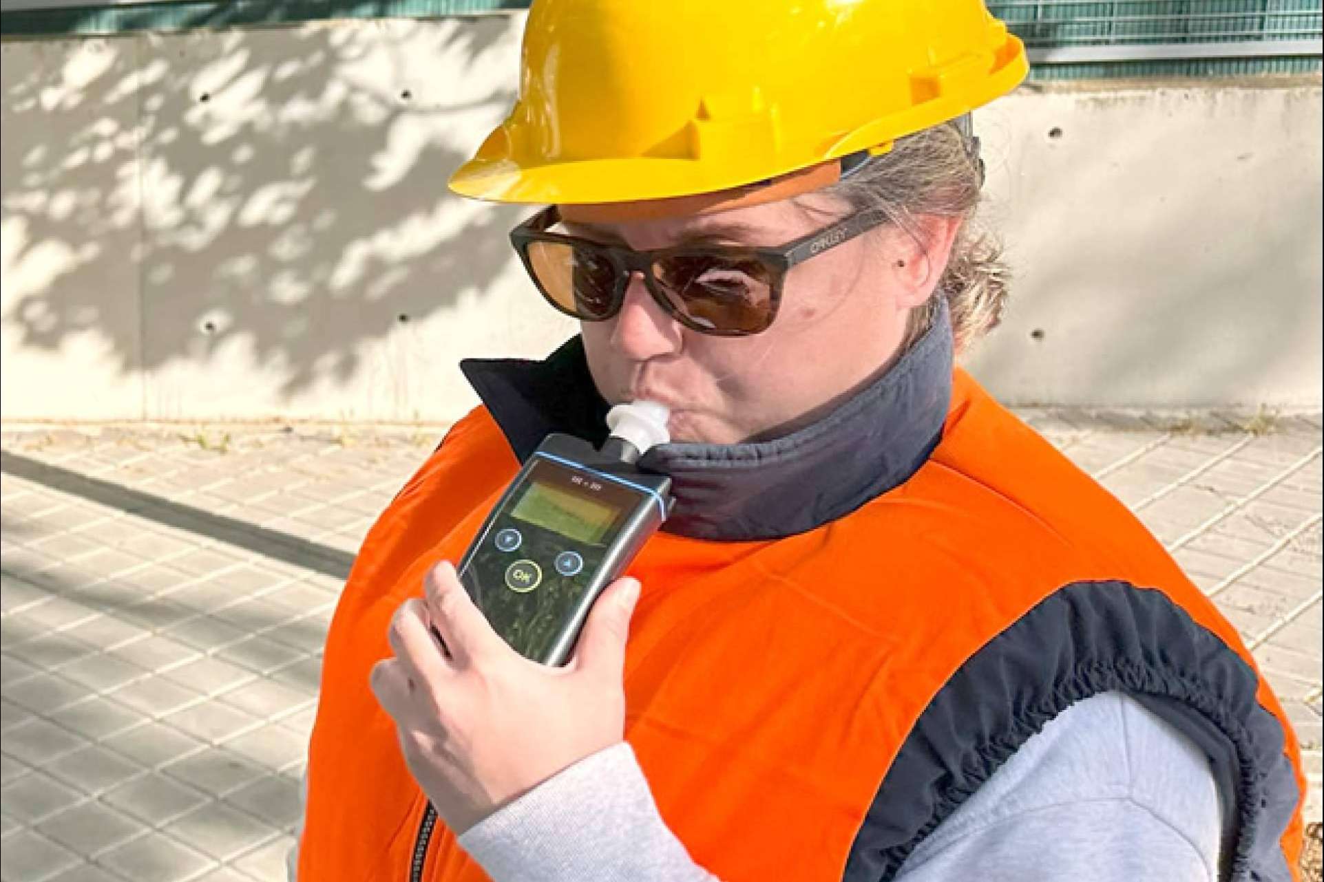 ¿Qué aspectos debe incluir un plan de actuación para el control de alcohol y drogas en el trabajo?