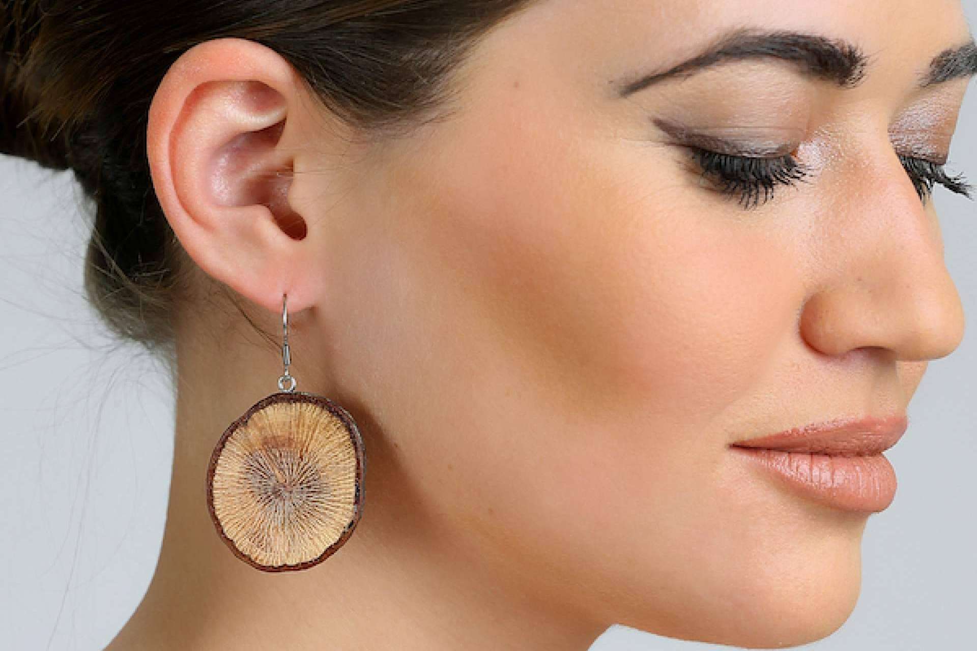 Consejos para elegir pendientes de madera según el tipo de escote, por Accesorios de Madera Joyas