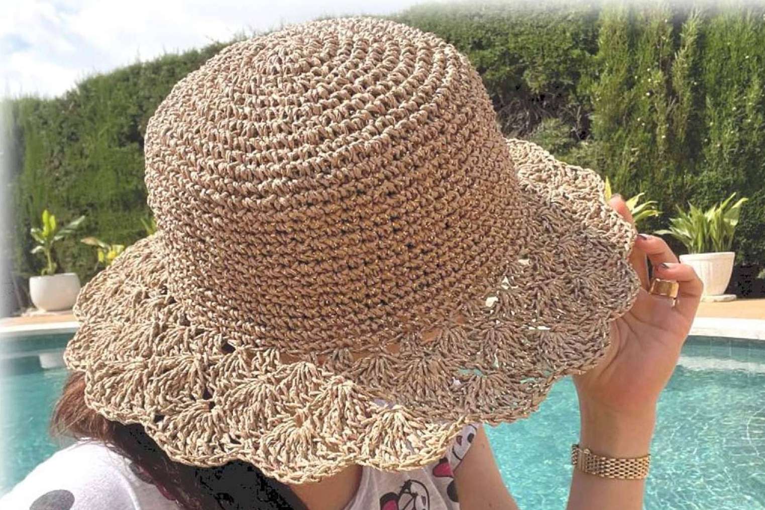 Estilo y protección contra el sol en el outfit de verano con los sombreros a crochet