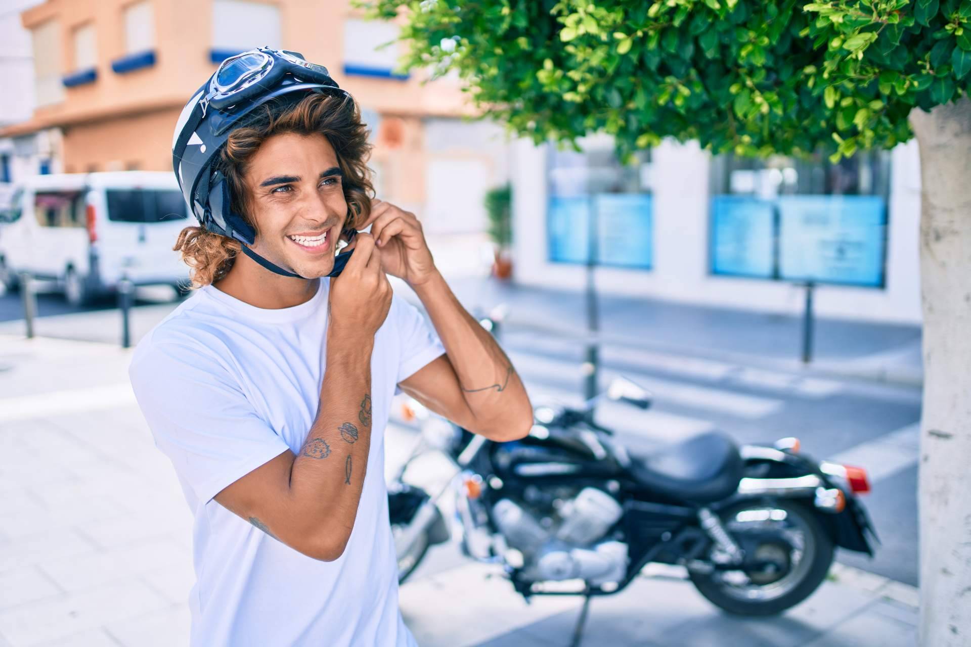Razones que facilitan obtener el carnet de moto en Alcalá de Henares frente a Móstoles