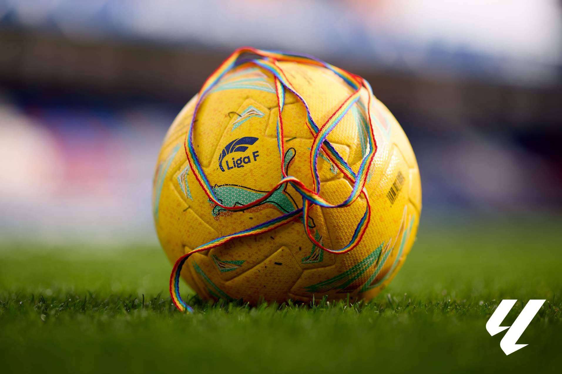 BePlayer sostiene la bandera del orgullo LGTBIQ+ en el fútbol