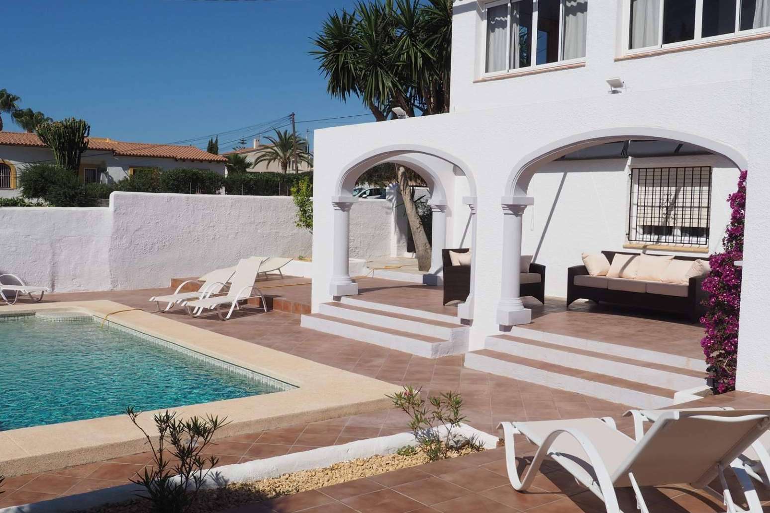 Apartamentos y villas con piscina en la cuidad de Calpe para este verano