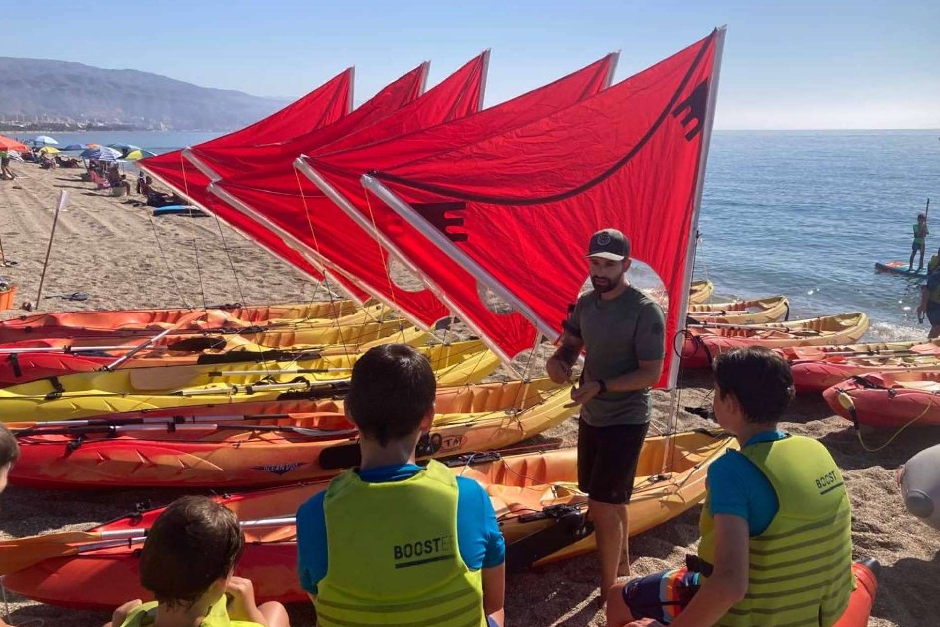 Kayak y paddle surf con vela, el deporte que cada vez conquista a más aficionados en España