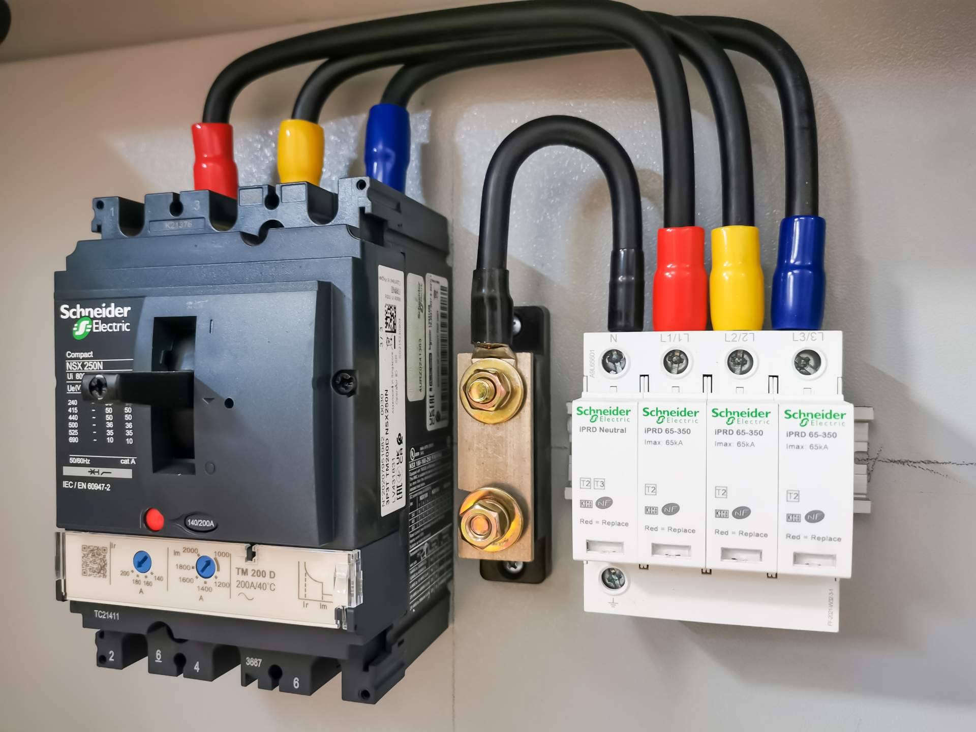 Comprar material eléctrico Schneider con condiciones de pago flexibles, de la mano de Cadenza Electric