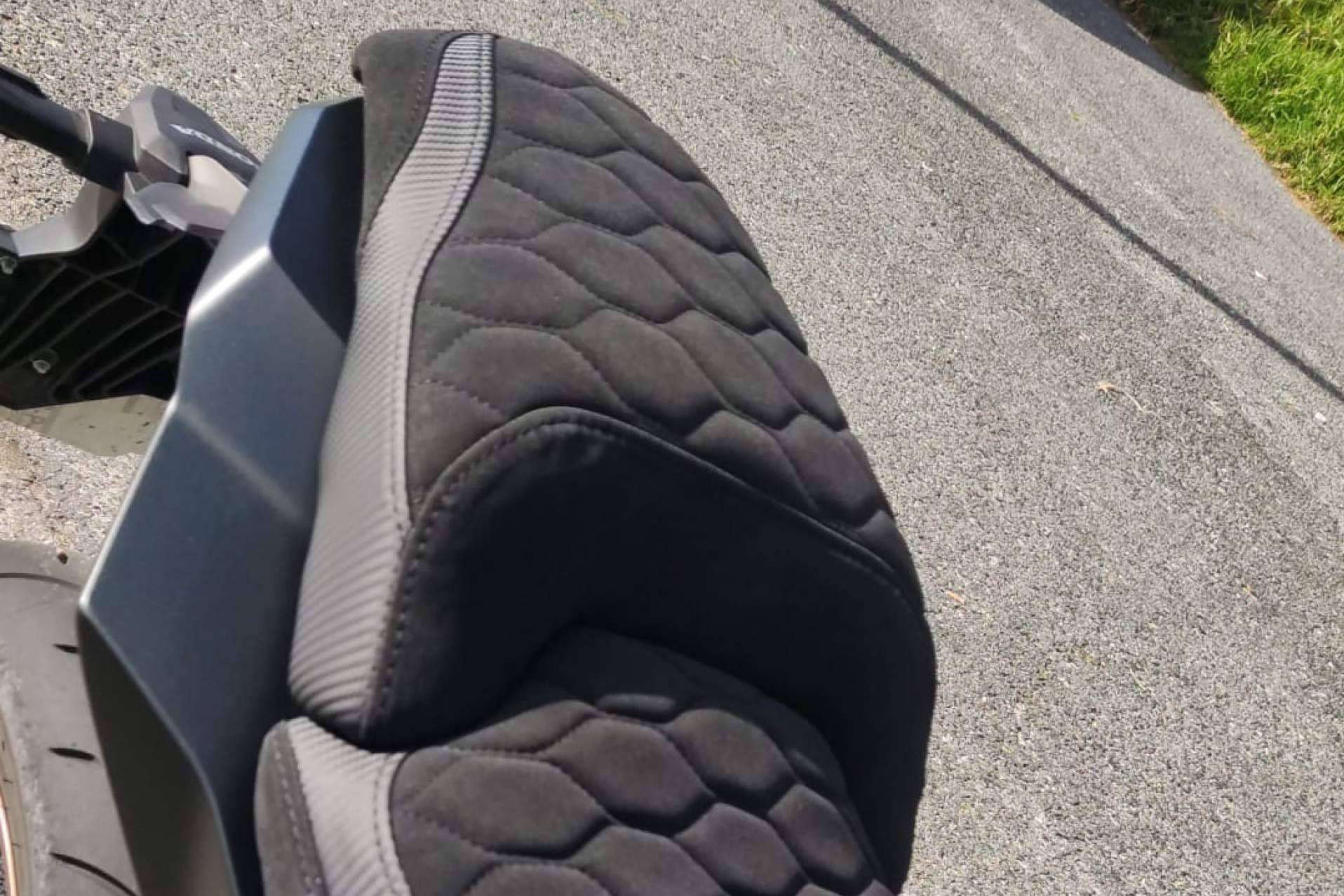 Tapizar un asiento de moto a medida es una realidad con los profesionales de JM-Fundas