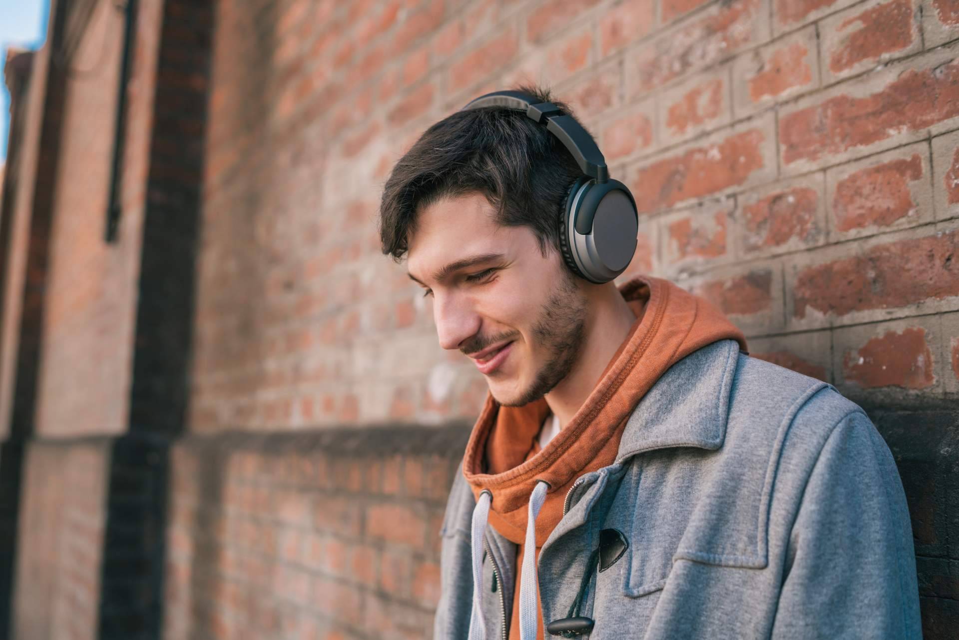 Bit2Brain ofrece una guía completa sobre los mejores recursos de IA para la producción musical