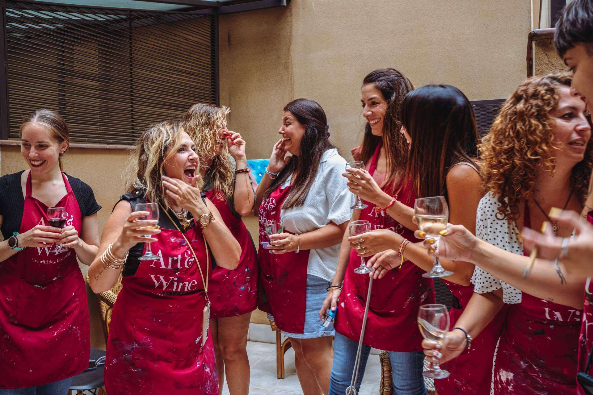 Celebrar una fecha especial con clases de pintura en Madrid de la mano de Art&Wine