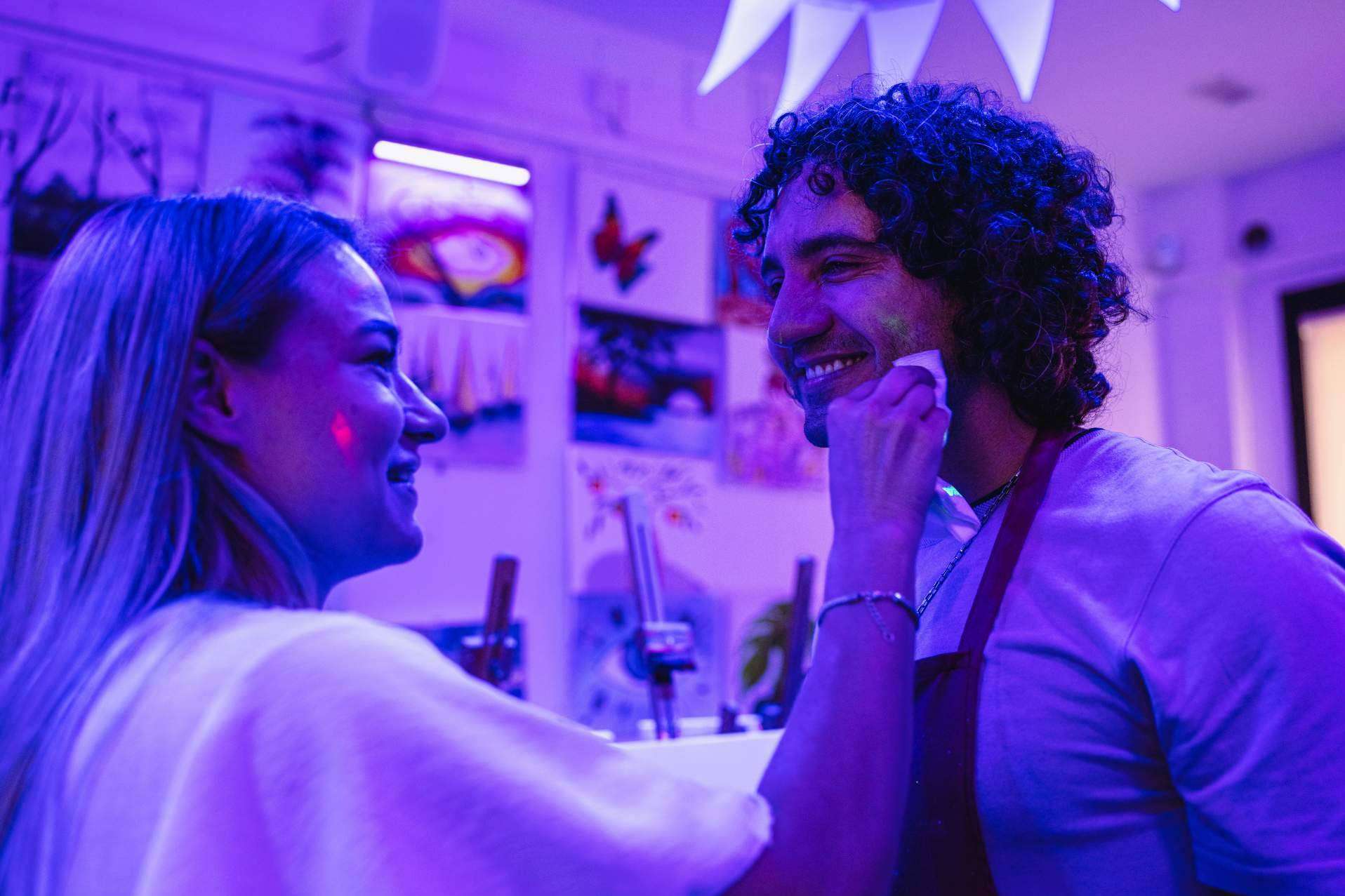 Pintar cuadros flúor y beber vino, la tendencia que revoluciona España con Art&Wine