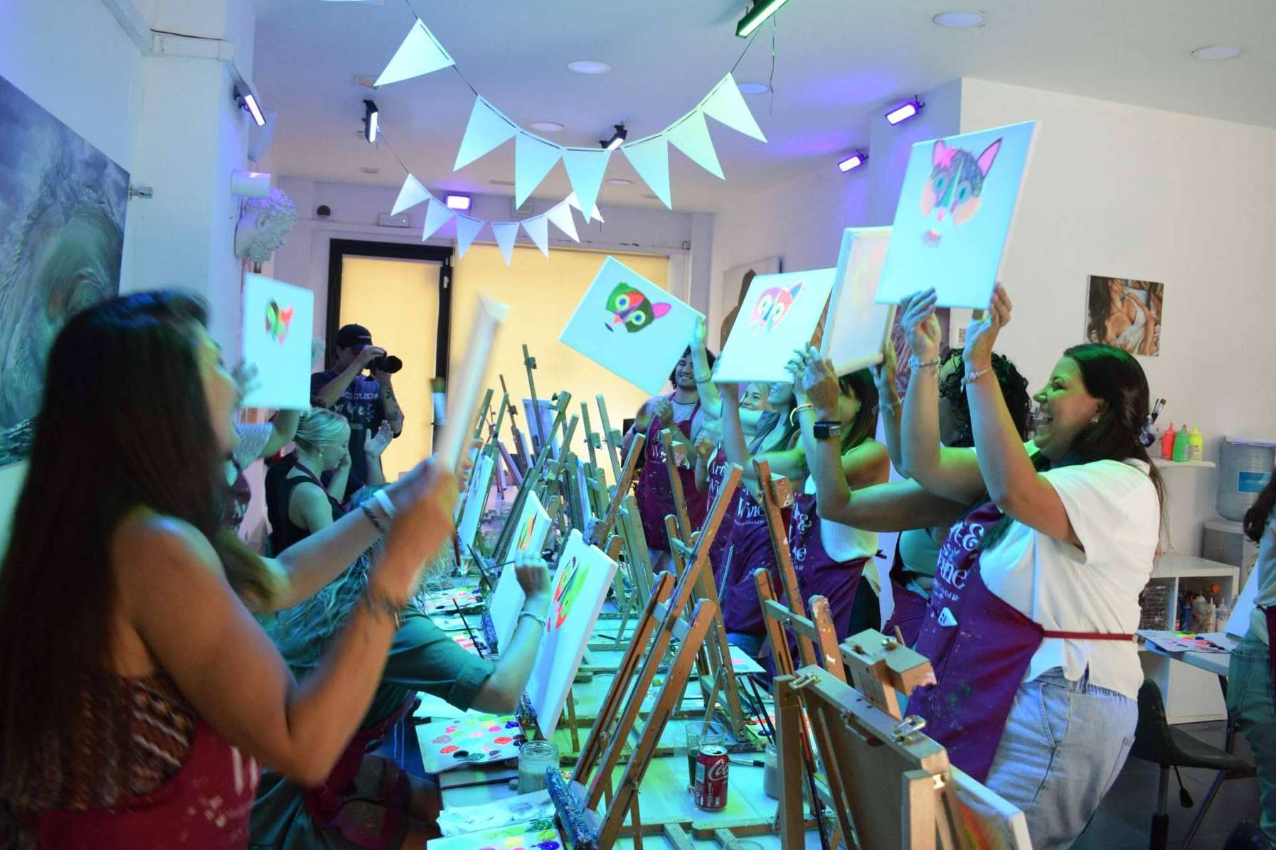 Regalar experiencias de pintura con Arte y vino en Barcelona