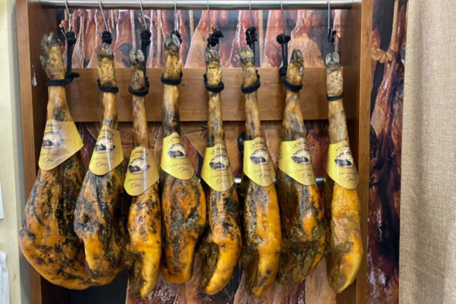 La Fábrica cautiva paladares con sus jamones y quesos artesanales de alta calidad