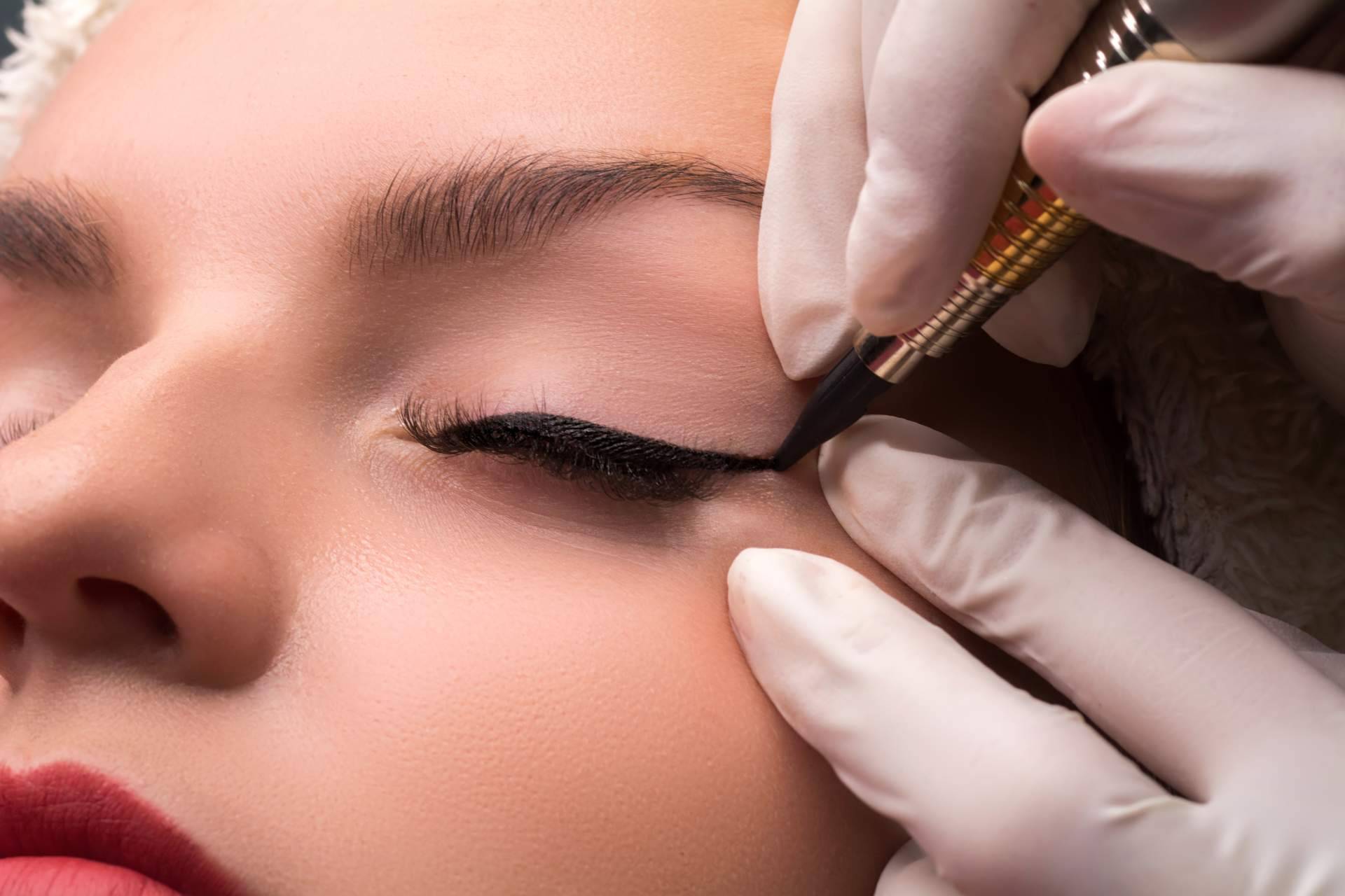 Técnica de micropigmentación de ojos en tendencia