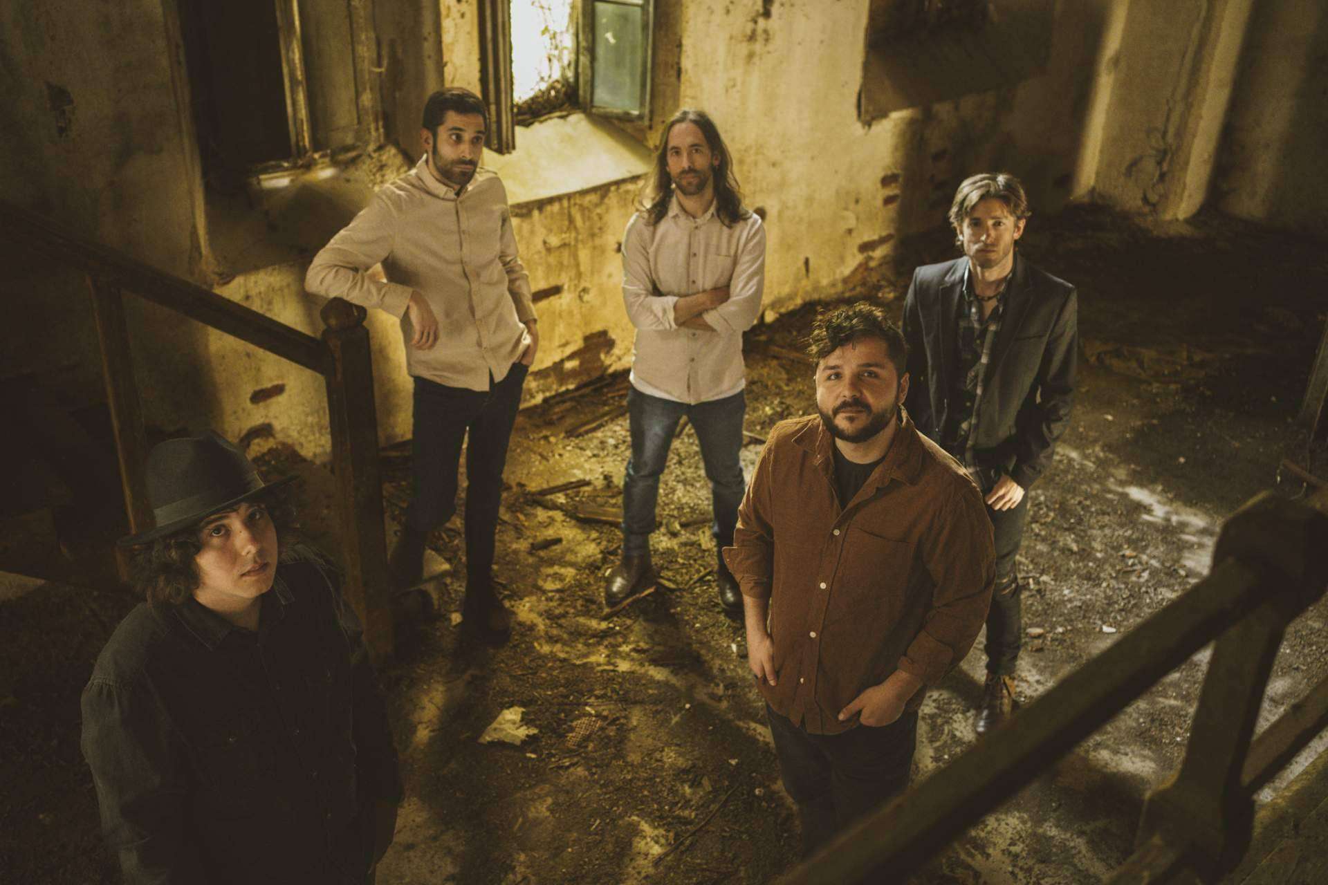 El primer disco de The Sweet River Band invita a explorar sombras y encontrar belleza en la música