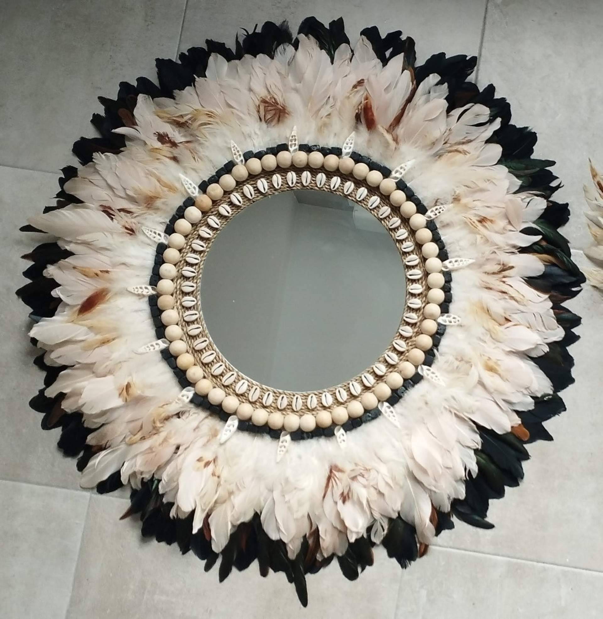 La colección de espejos de plumas de Bali Jewels aporta autenticidad y estilo natural al hogar
