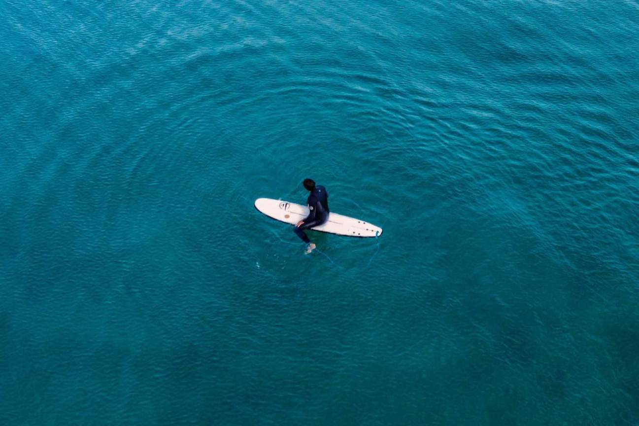7 regalos imprescindibles para estas Navidades para surfistas principiantes según Flysurf
