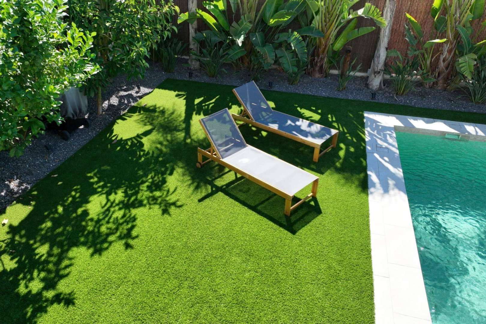 Césped artificial de Albergrass, sostenibilidad y estética para cualquier espacio