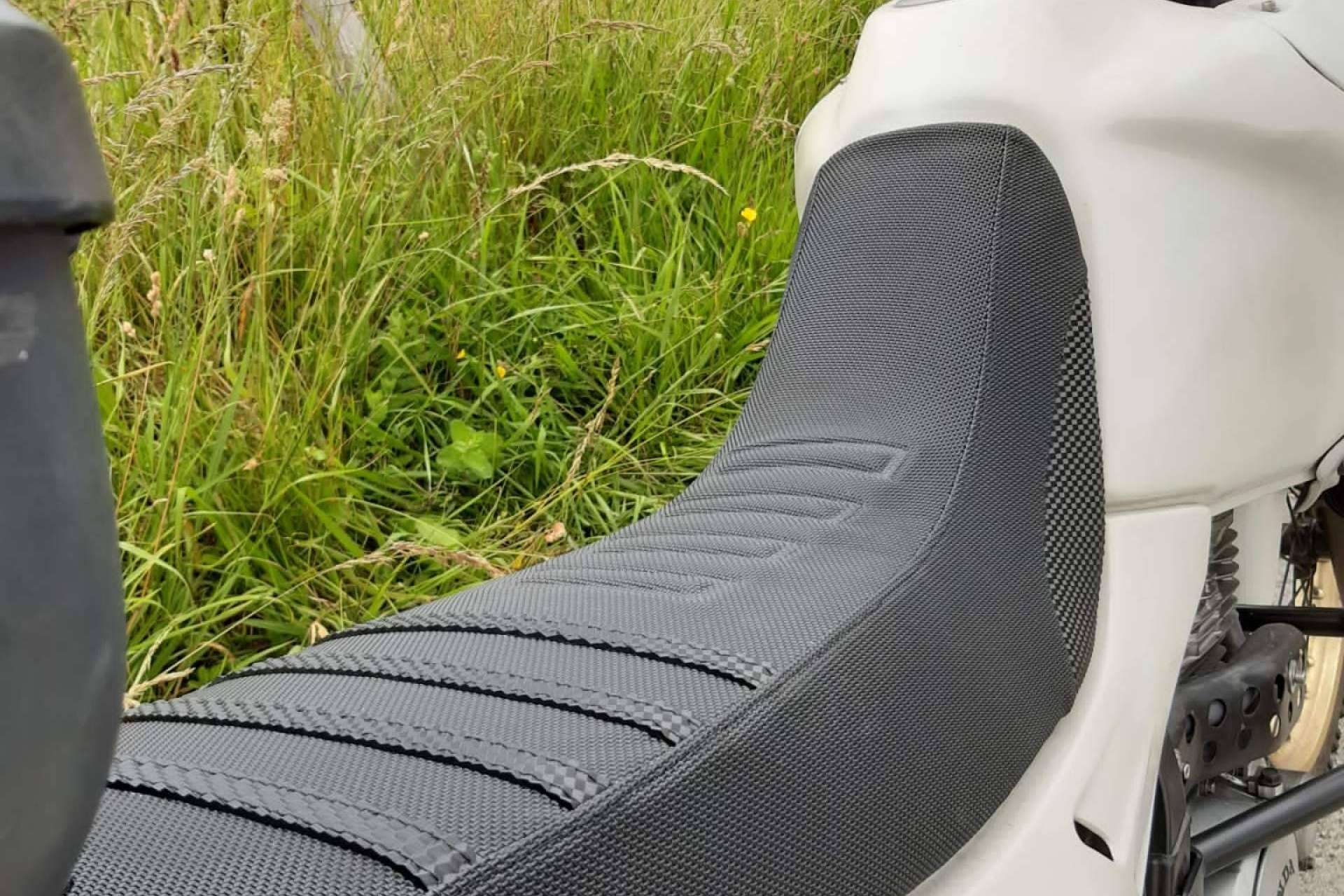 Soluciones innovadoras para tapizar asientos de moto con JM Fundas
