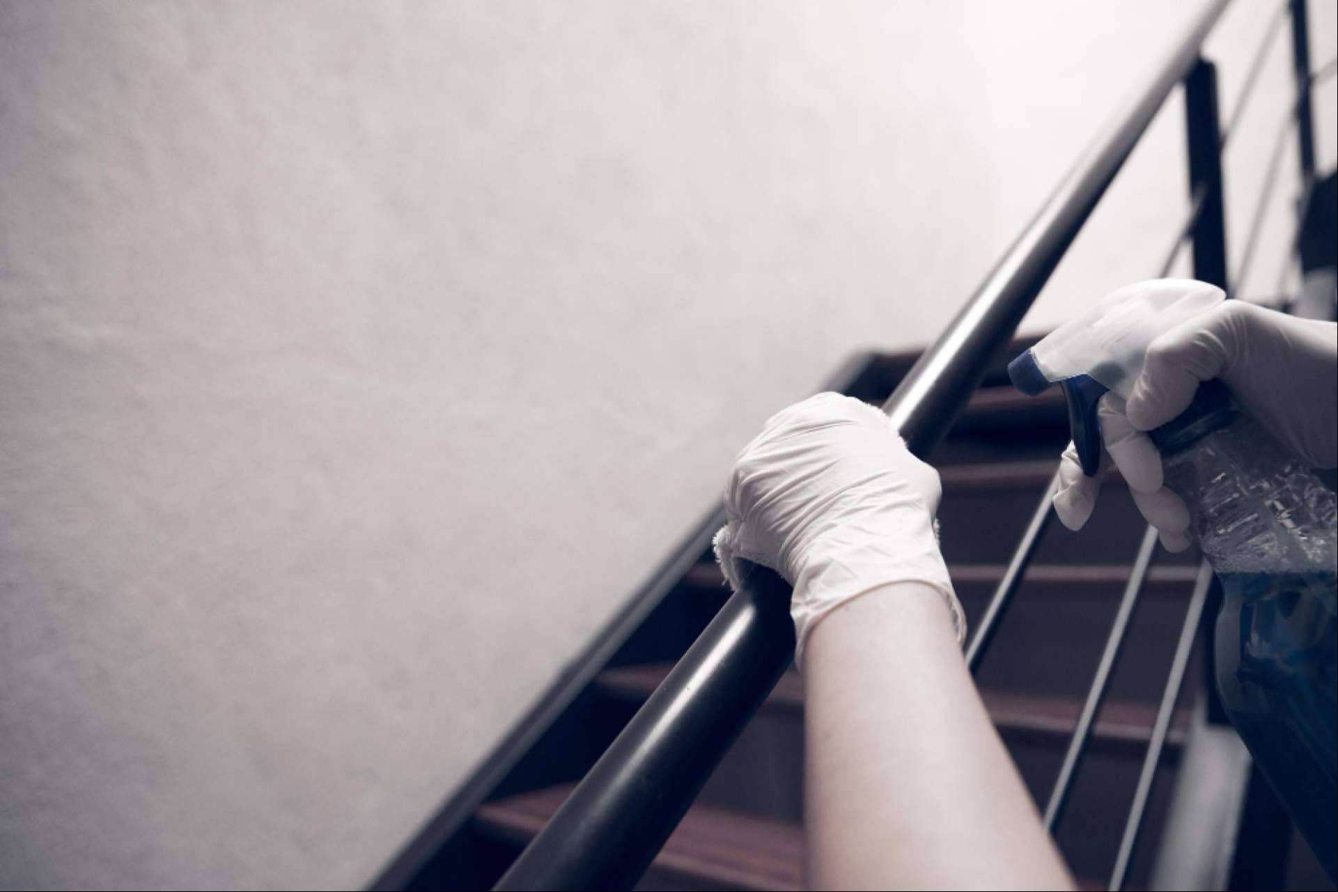 ¿Qué regula la Ley de Propiedad Horizontal respecto a la limpieza de escaleras y zonas comunes?