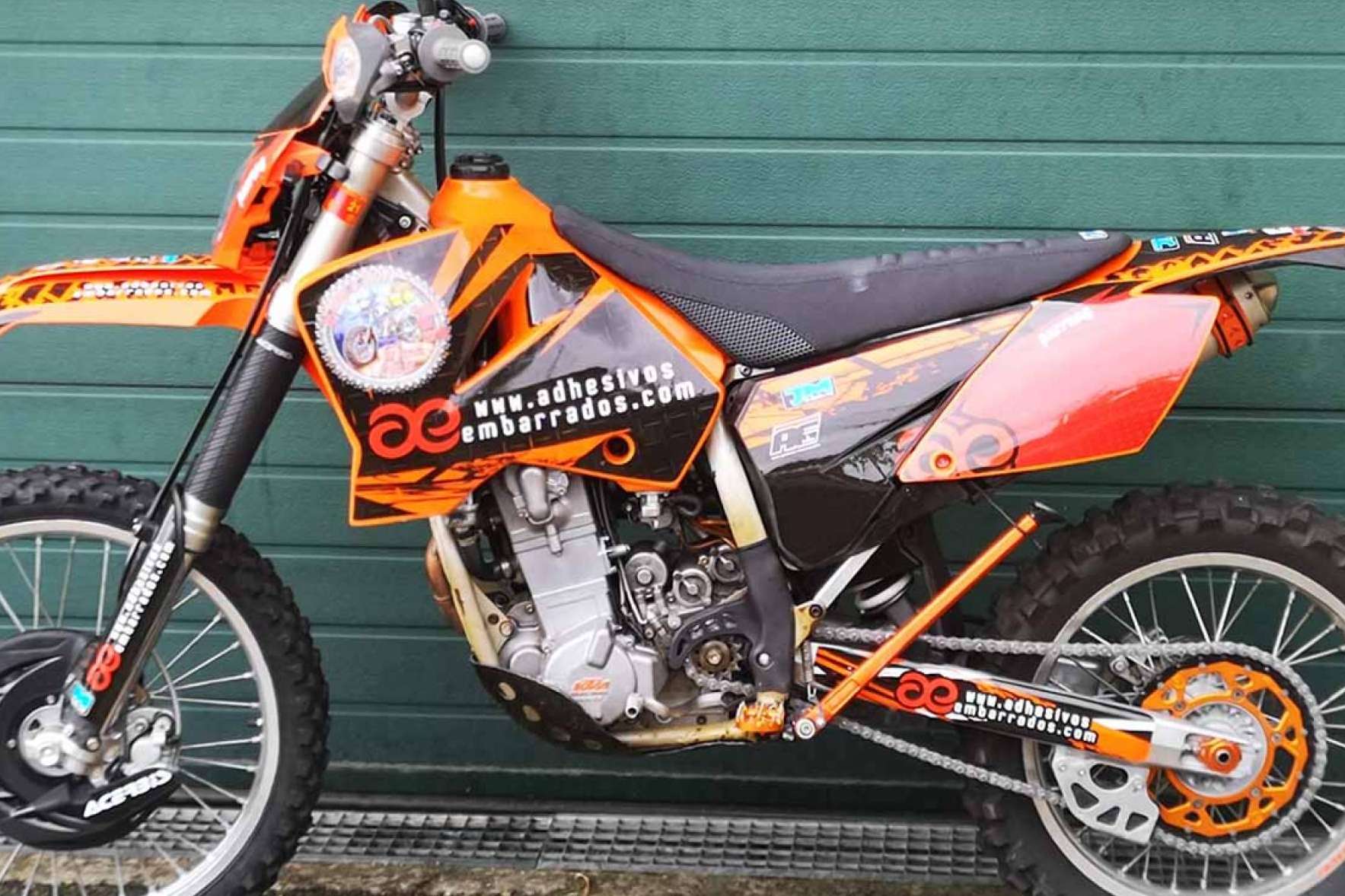 ADHESIVOSEMBARRADOS lanza adhesivos personalizados para motos offroad con máxima resistencia