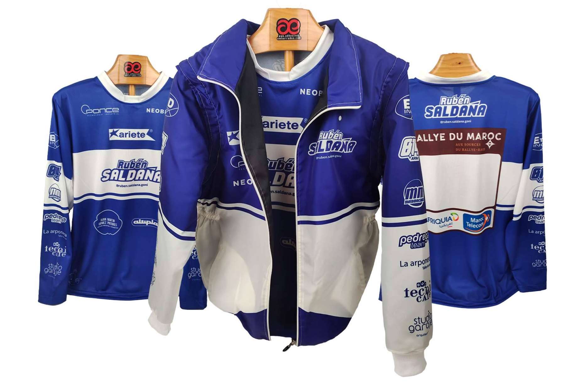 ADHESIVOSEMBARRADOS presenta equipaciones offroad personalizadas para la nueva temporada
