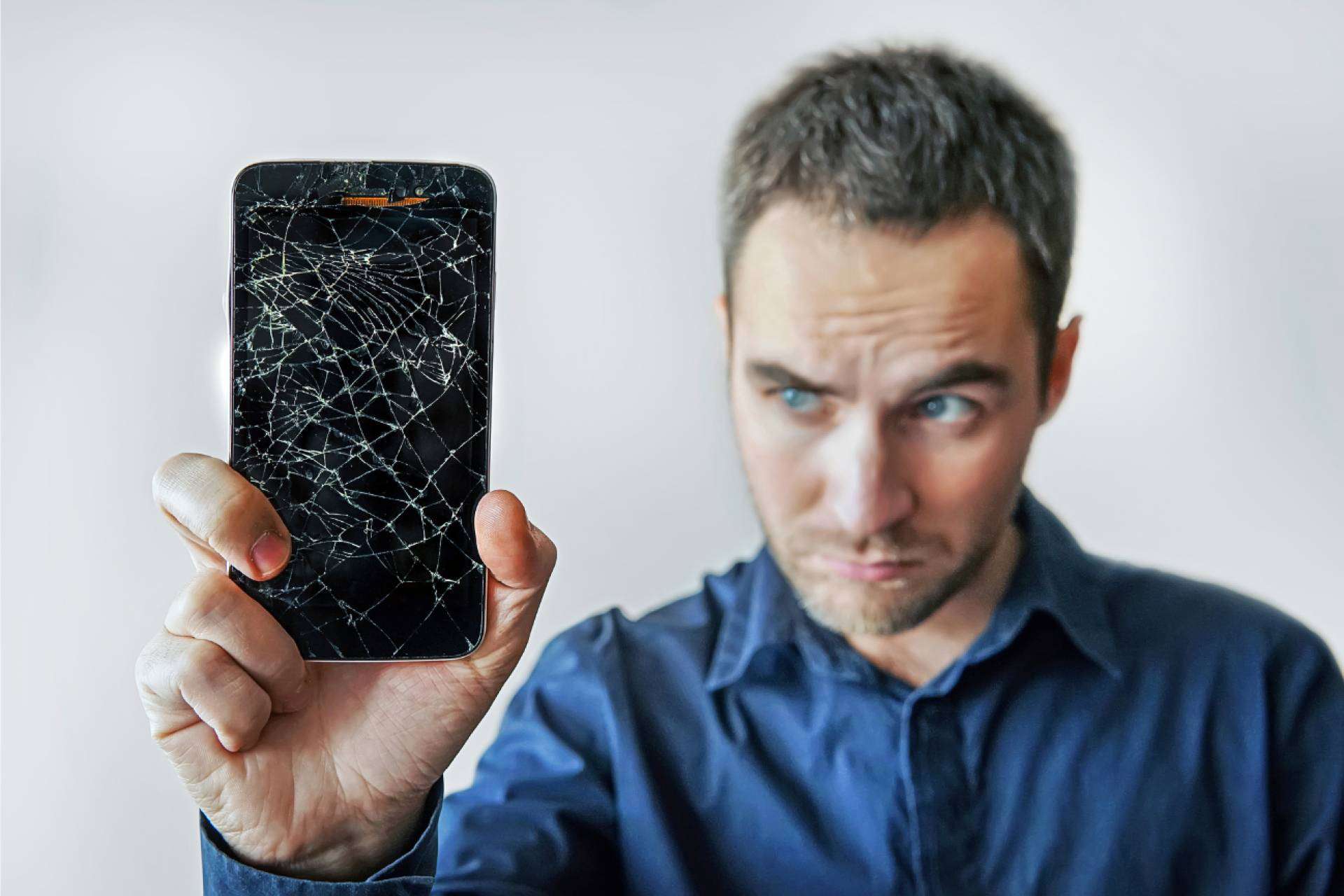 El impacto de una pantalla rota en la vida digital; más que un problema estético