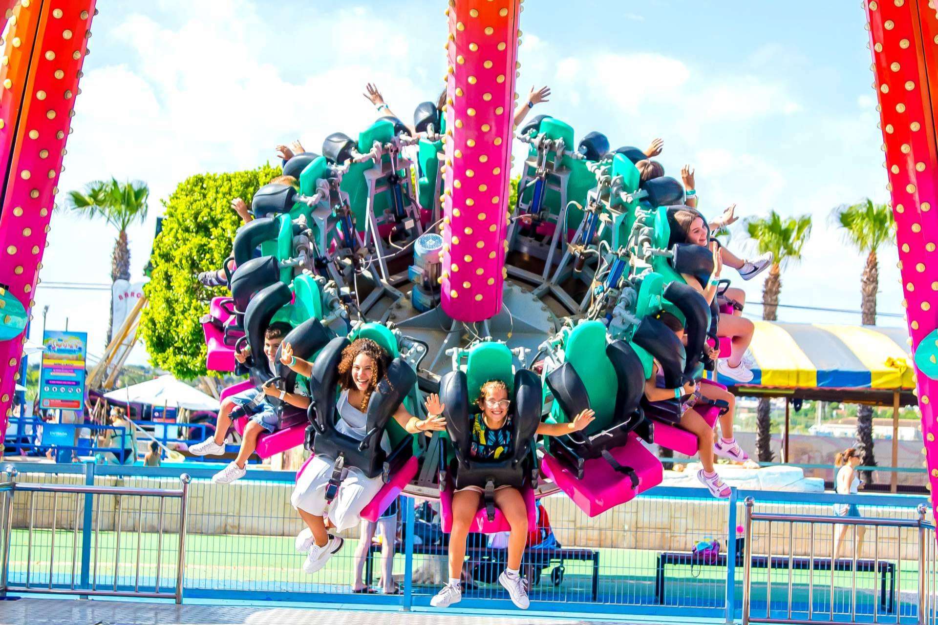 Atracciones, espectáculos y disfraces; así se vive el Carnaval en Pola Park