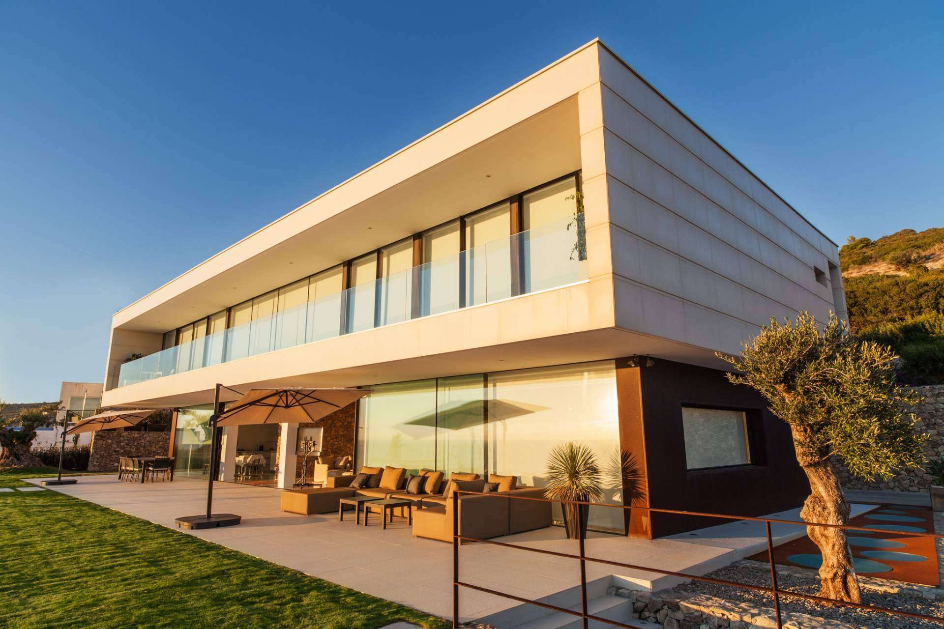 Villa Alkaram ofrece el alquiler de una casa de lujo en Zahara de los Atunes con servicios personalizados