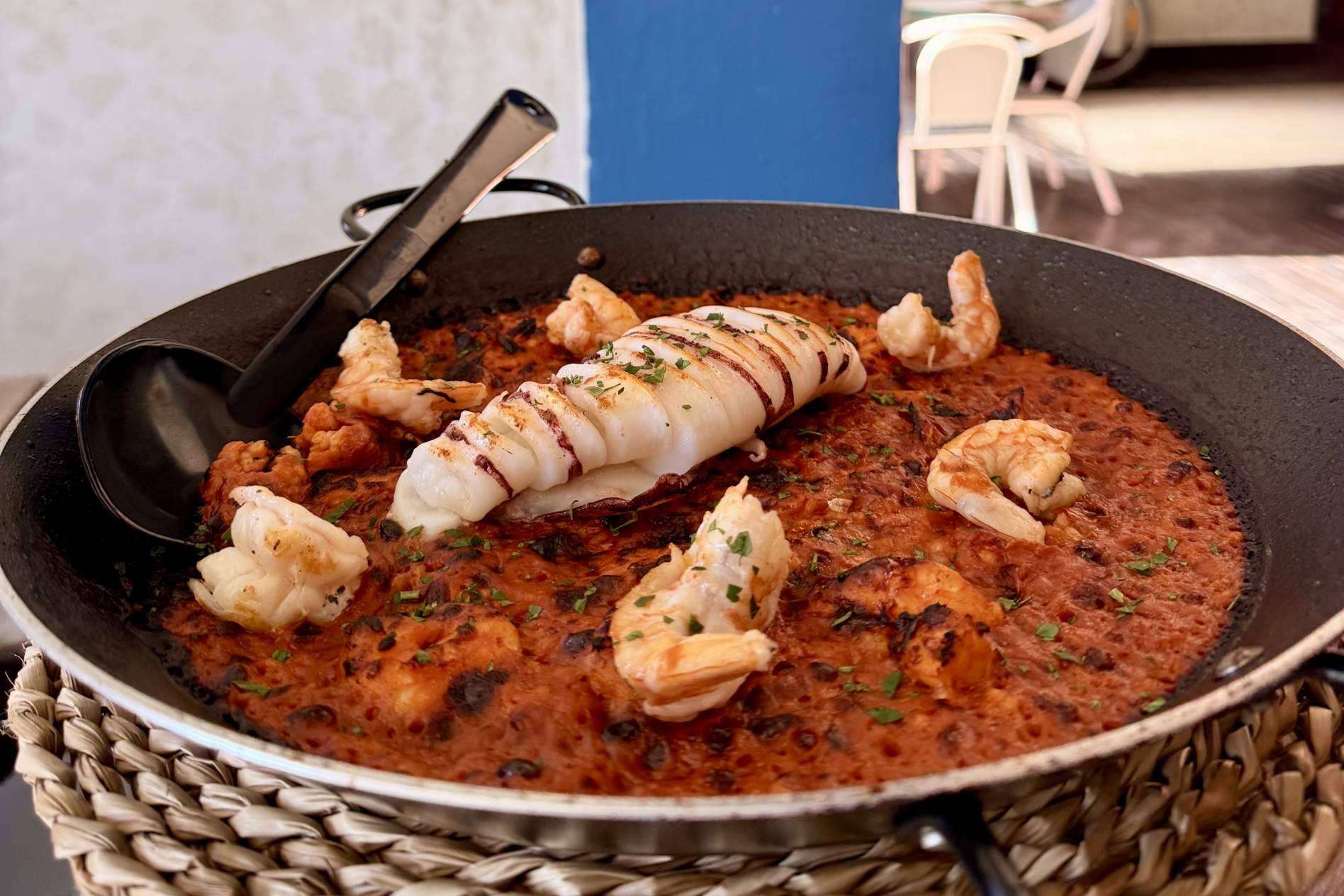 La paella de Casaamigos Playa consolida su prestigio gastronómico en Málaga Este