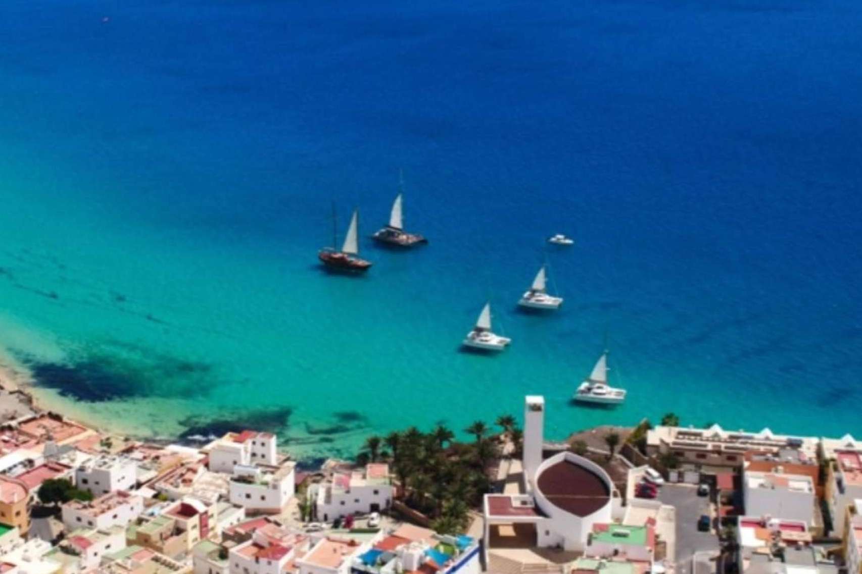 Ejemplo de turismo responsable en Fuerteventura; Magic & Sailing reduce residuos plásticos en sus tours