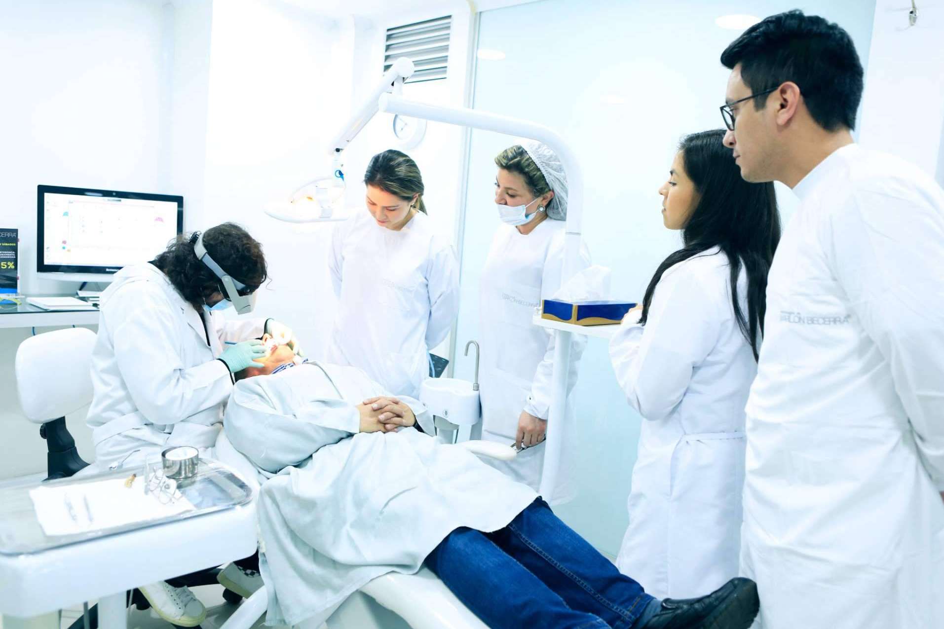 Odontología de Marlon Becerra consolida en 2025 su propuesta clínica integral para pacientes del exterior