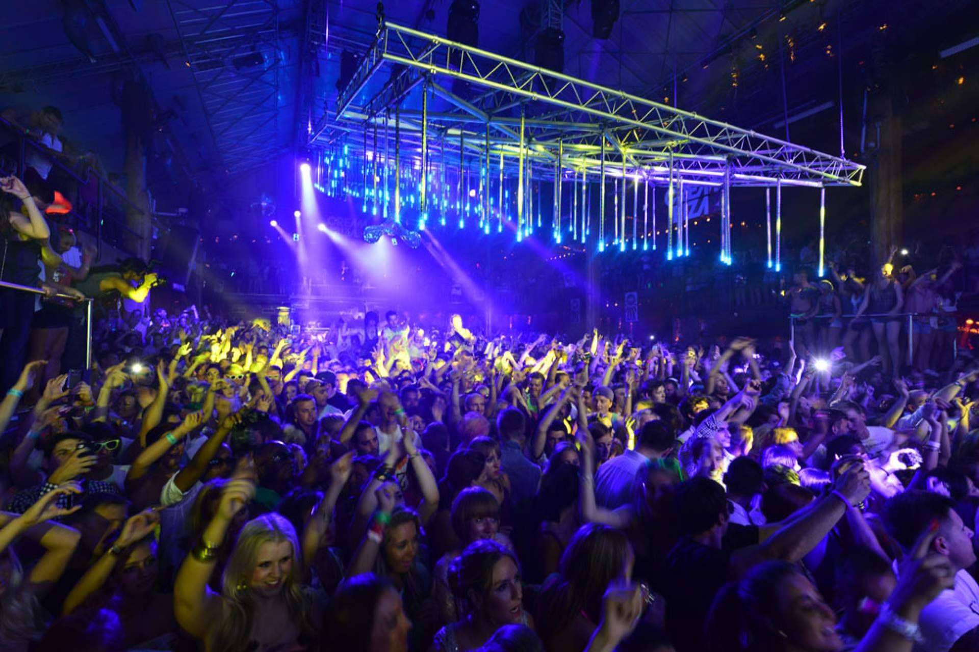 Ibiza 2025; vivir la noche más exclusiva con una Mesa VIP en Amnesia, Pacha y los mejores clubs