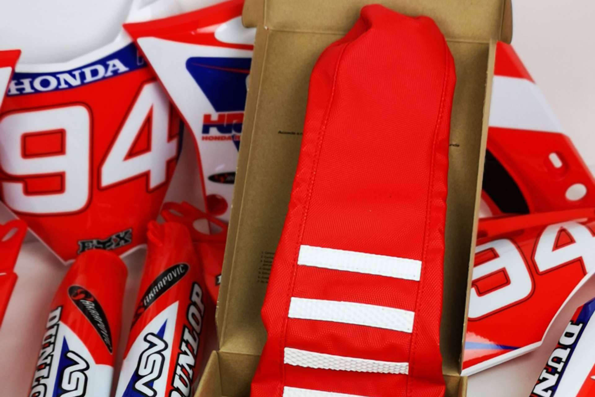 ADHESIVOSEMBARRADOS revoluciona el mercado de plásticos y adhesivos para motos de cross