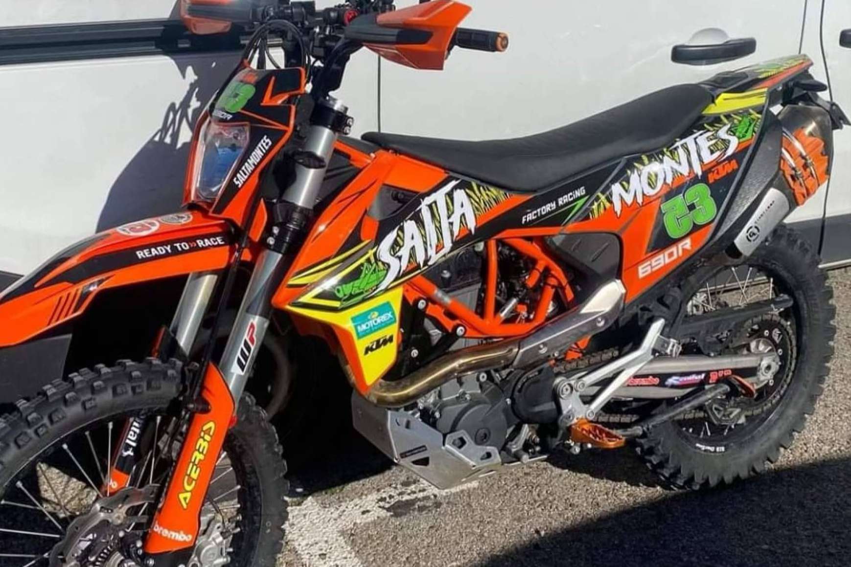 La renovación de motos offroad con plásticos y adhesivos, al alcance gracias a ADHESIVOSEMBARRADOS