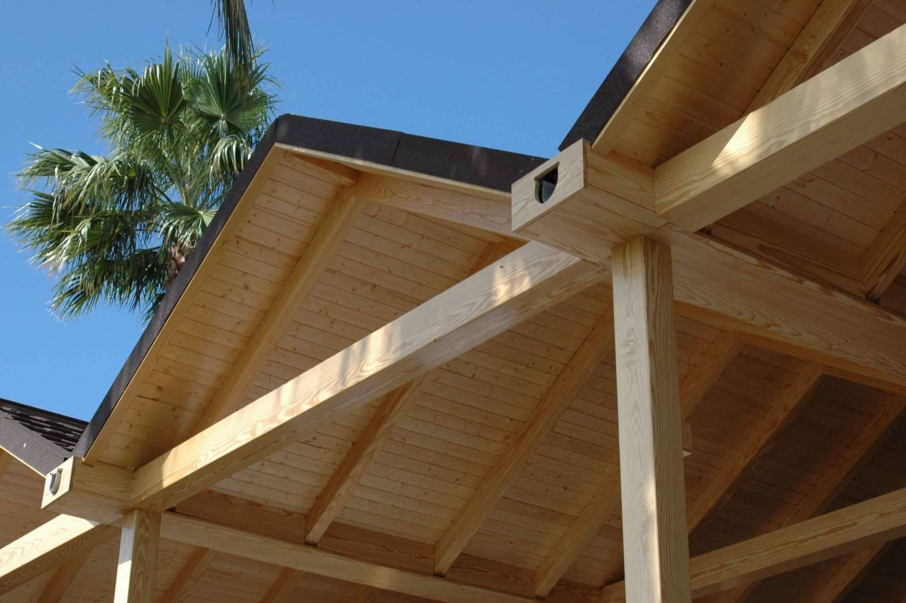 Paneles sándwich Caliplac para terrazas y porches de verano con encanto