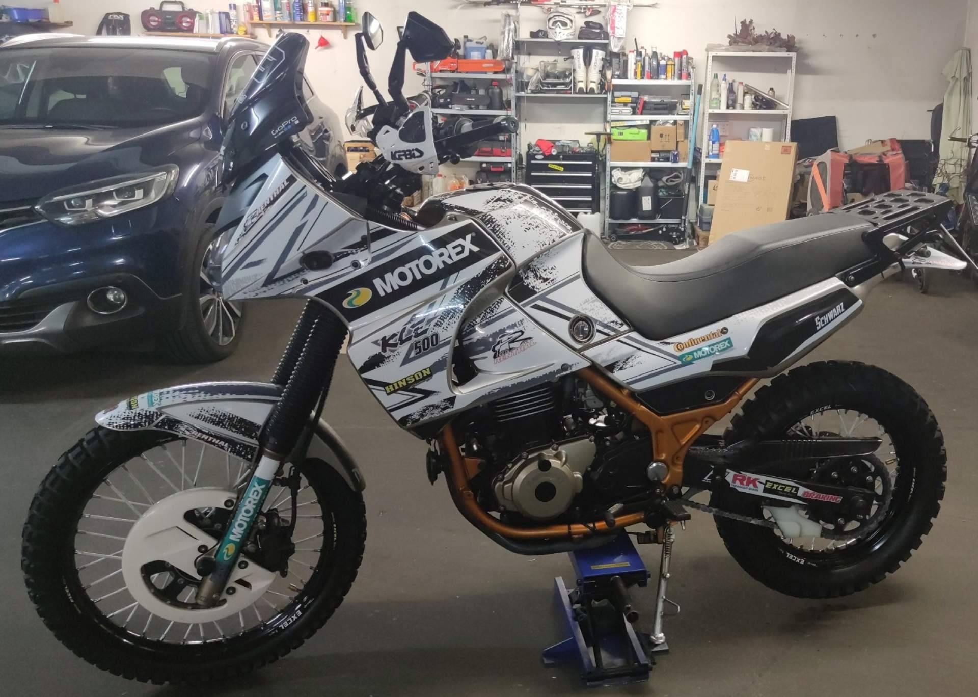 ADHESIVOSEMBARRADOS ofrece adhesivos personalizados para motos con calidad profesional y máxima resistencia