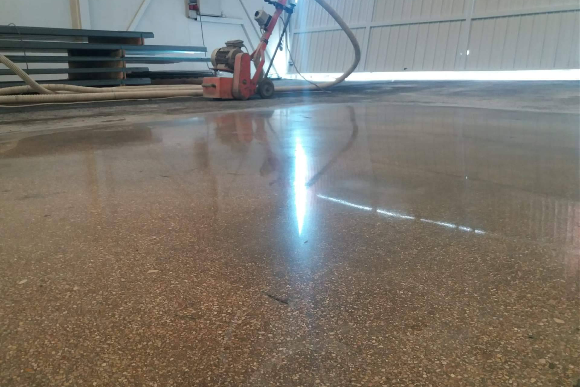 Serviarnau revoluciona el hormigón con brillo en Valencia con técnicas de micro pulido y sellado mineralizado