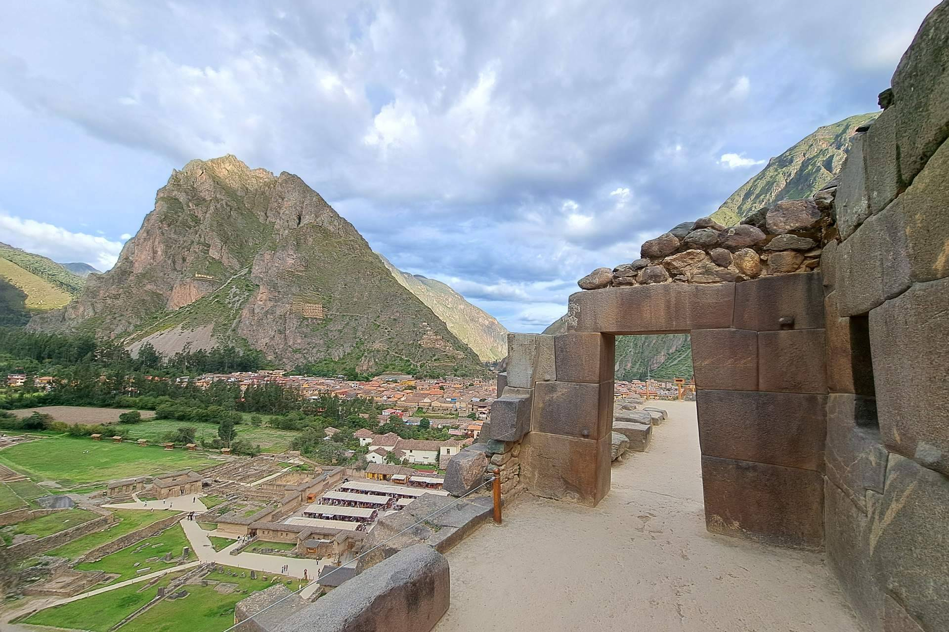 Explorar el Valle Sagrado con Cocatambo, alojamiento y rutas icónicas en un entorno único
