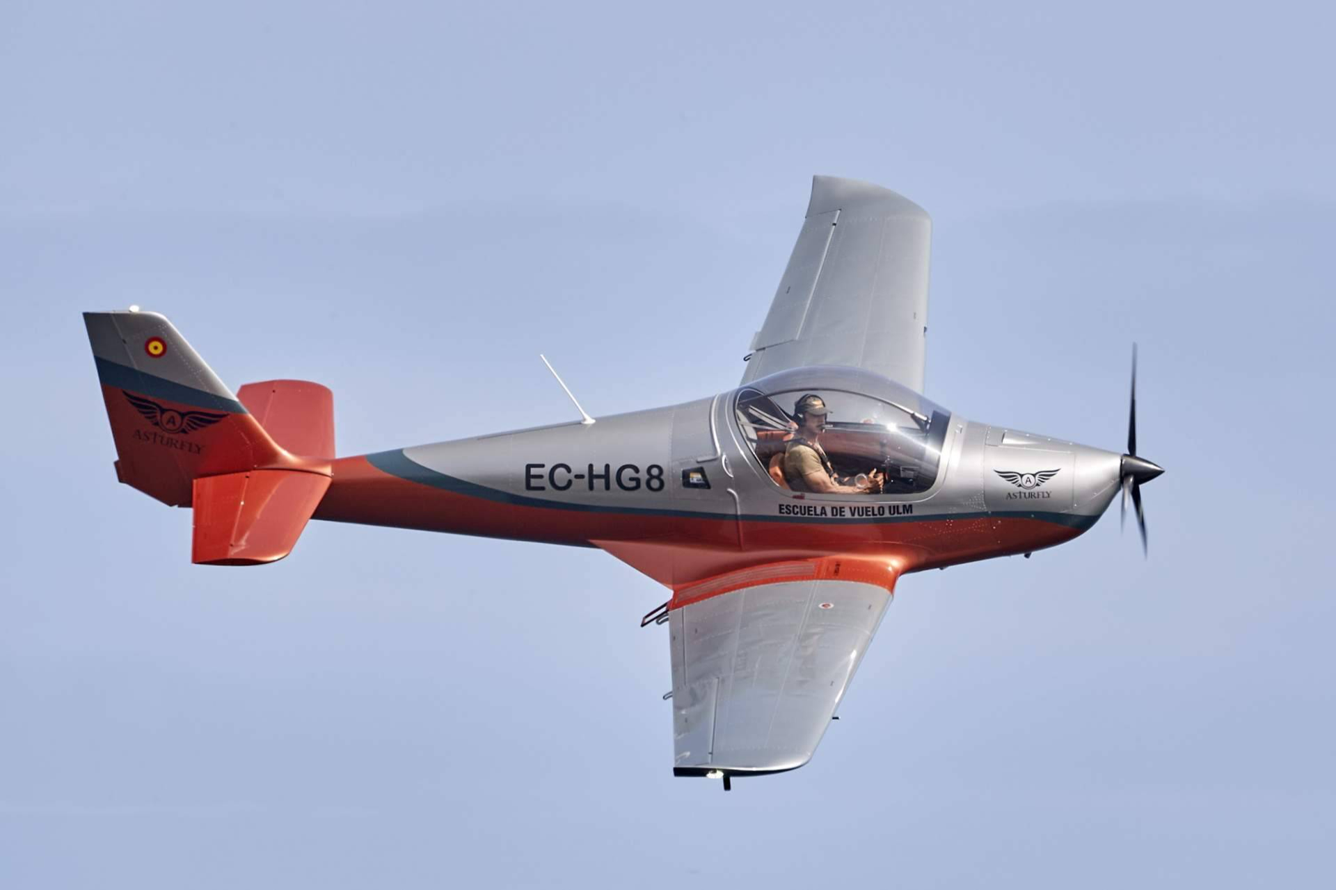Ventajas del avión biplaza en la formación aérea frente a modelos de cuatro plazas