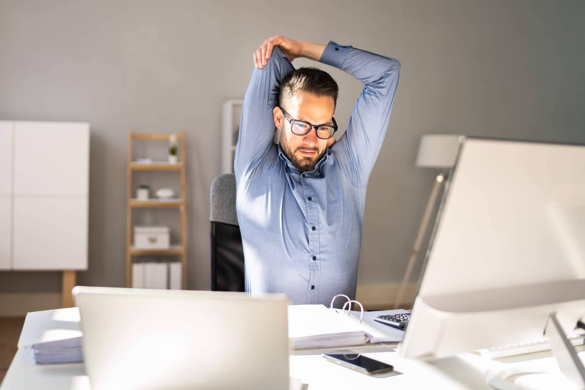 Ejercicios sencillos para mejorar la higiene postural en el trabajo, según el enfoque de WellWo