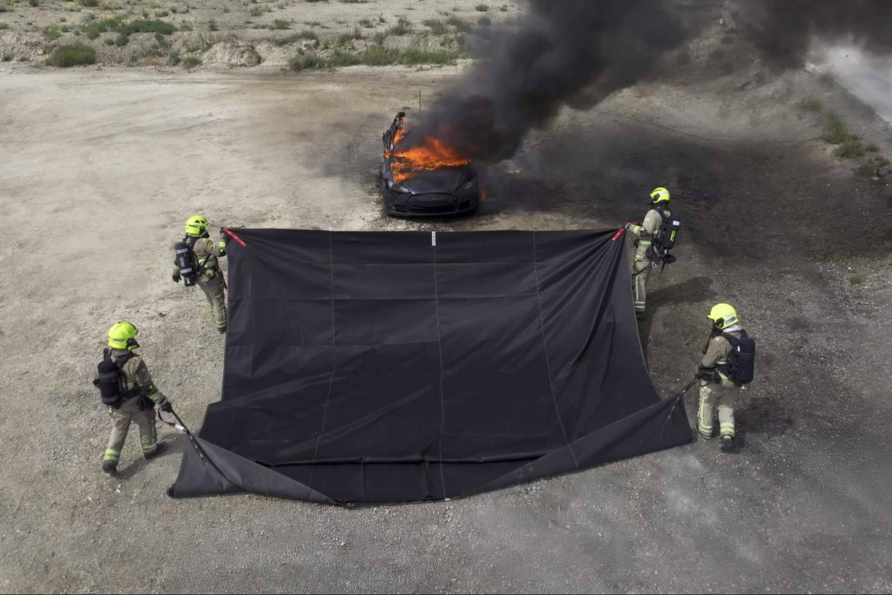 Texfire valida sus mantas ignífugas en una prueba real con un coche eléctrico en combustión
