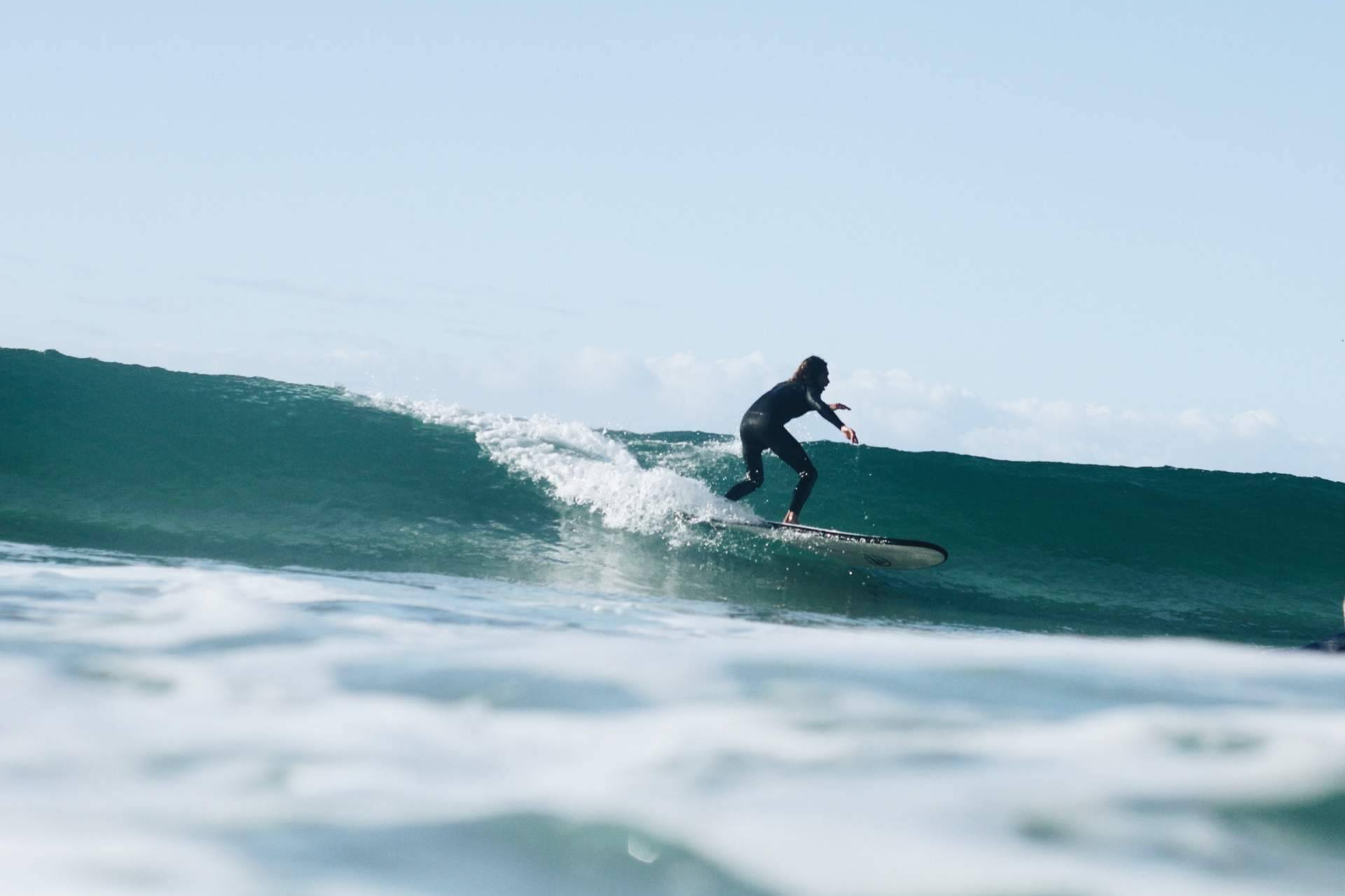 Fly analiza los mejores destinos para iniciarse en el surf durante la temporada de otoño