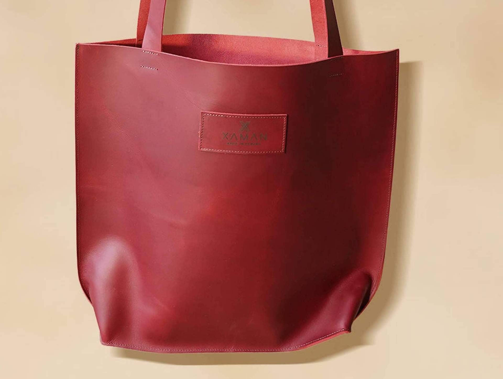 Xaman presenta sus tote bags unisex con mensajes ocultos y energía positiva