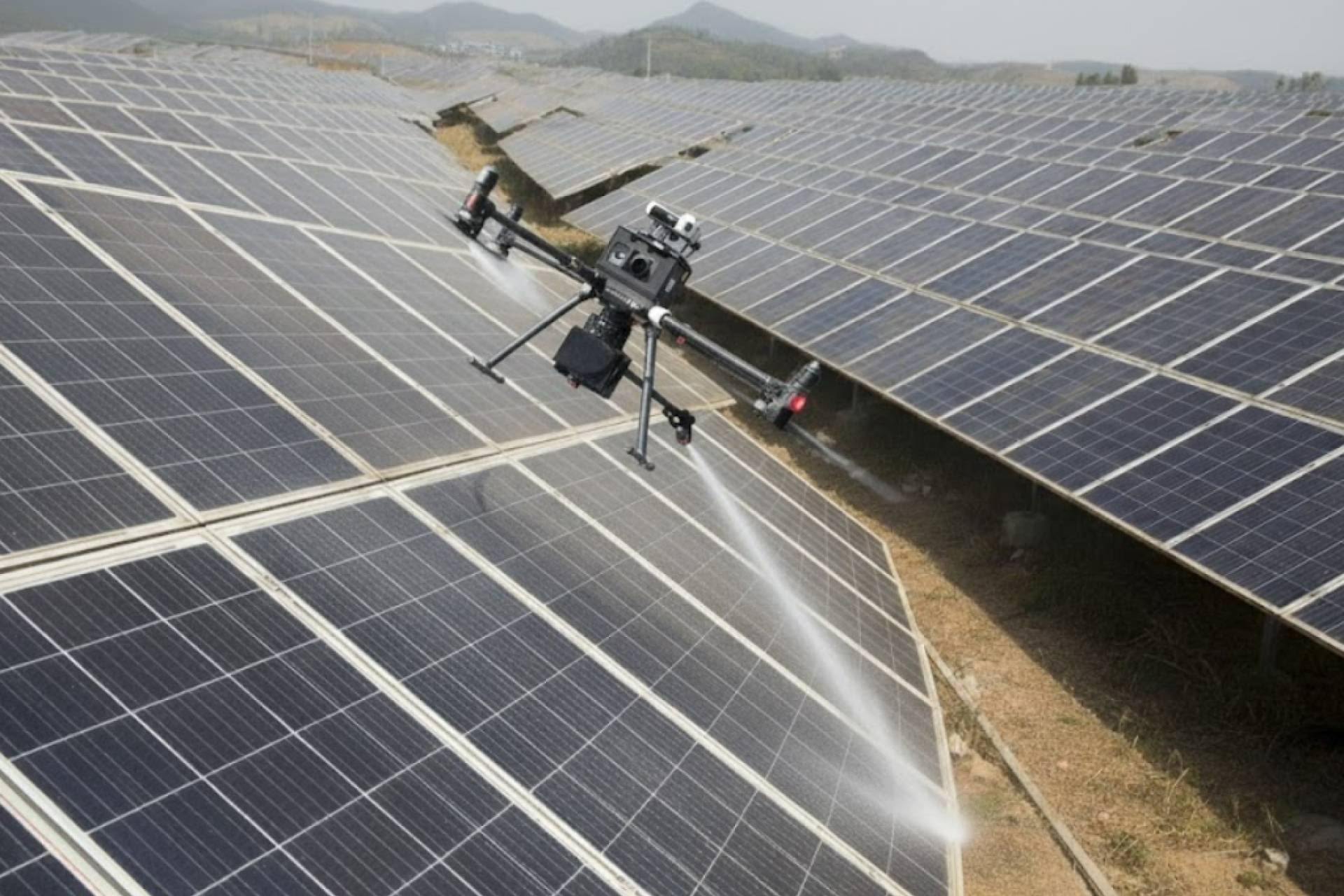 Cristales y fachadas relucientes sin andamios; Galvañ Lacados apuesta por drones de limpieza