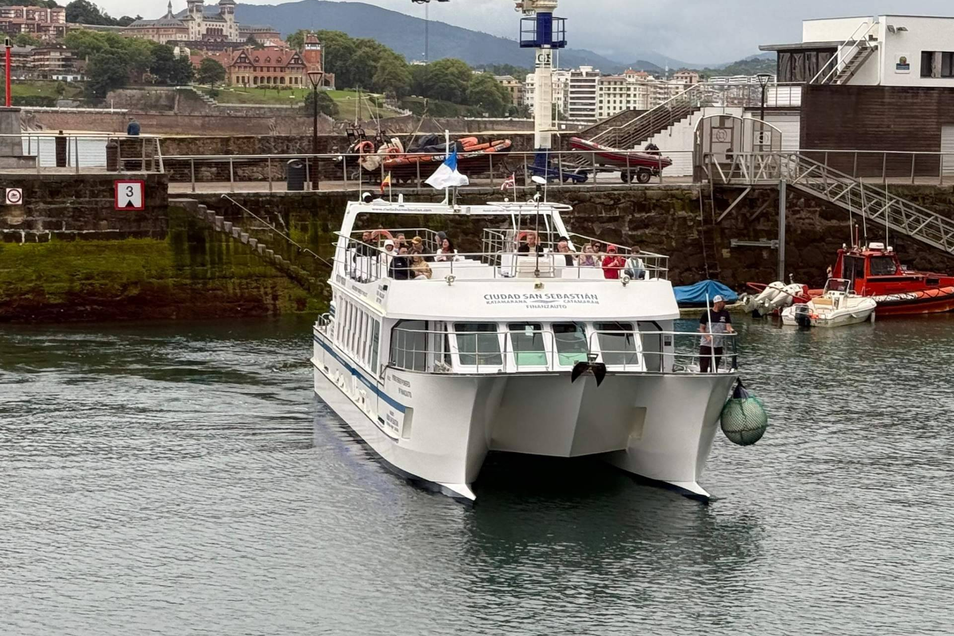 Frente a la ecología superficial, el catamarán de San Sebastián navega con 0 emisiones reales todo el día