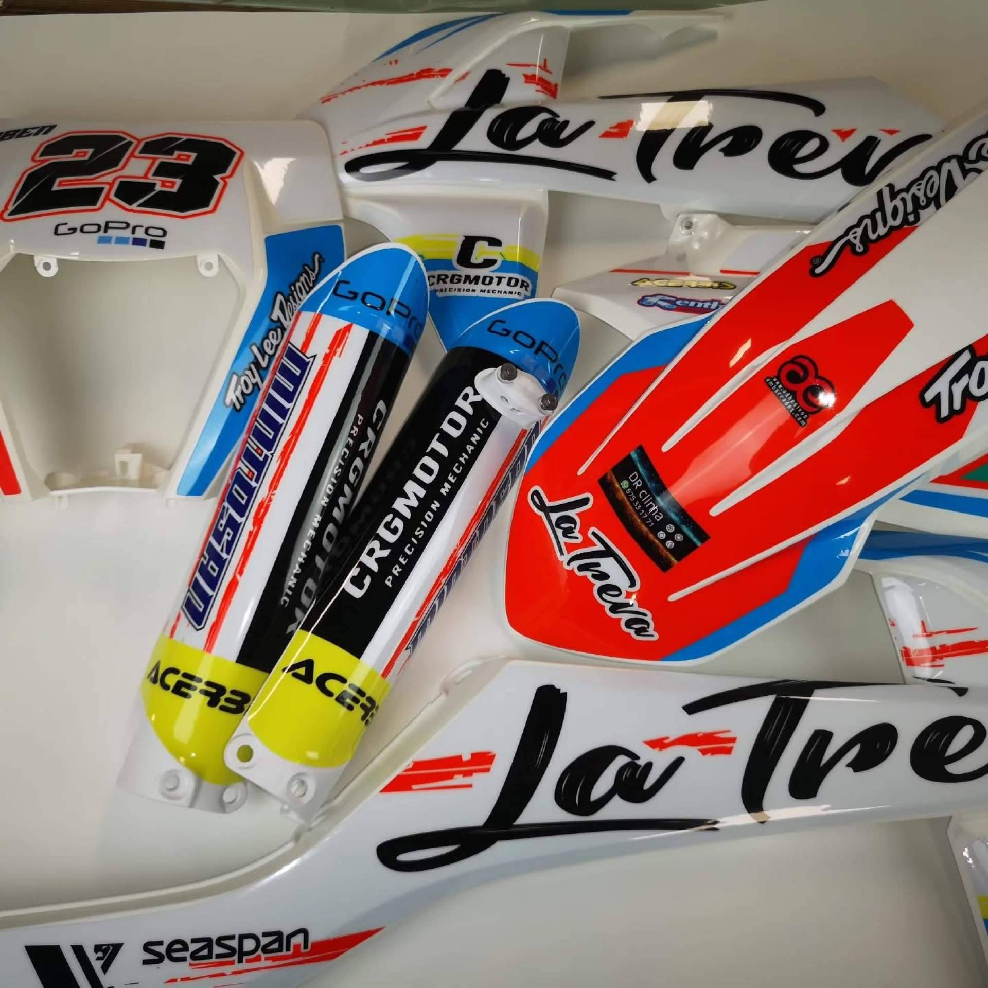ADHESIVOSEMBARRADOS lanza sus novedades en pegatinas y plásticos para moto al inicio de la temporada offroad
