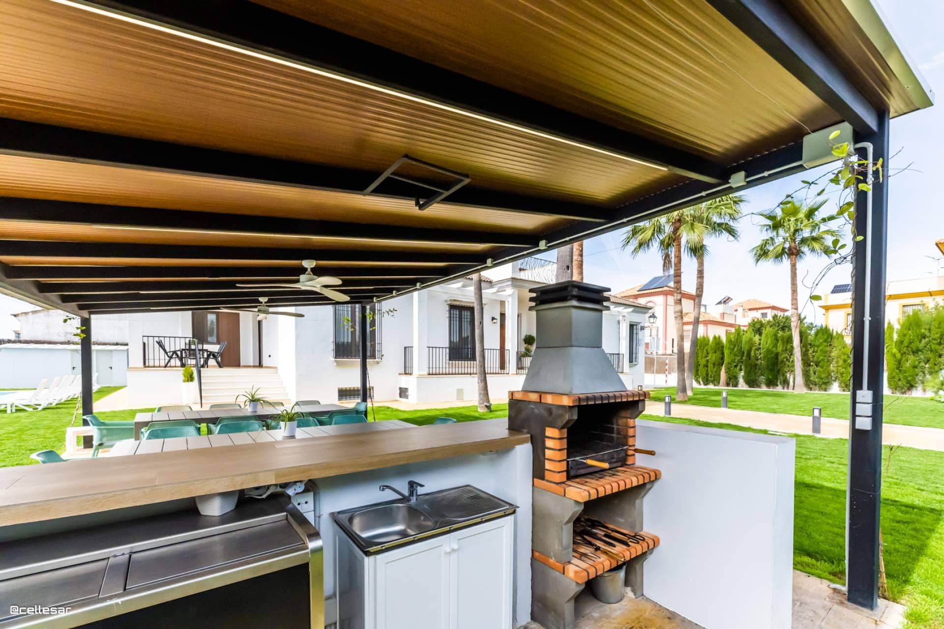 Villa en alquiler en Sevilla con 8 dormitorios, cine privado y piscina de 25 metros