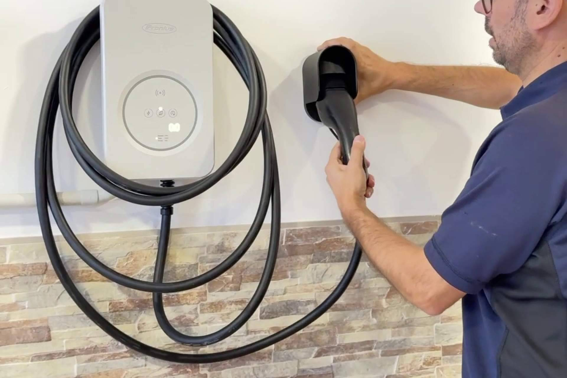 Instalaciones Porcuna despliega cargadores de coches eléctricos adaptados a cada necesidad, con puesta en marcha incluida