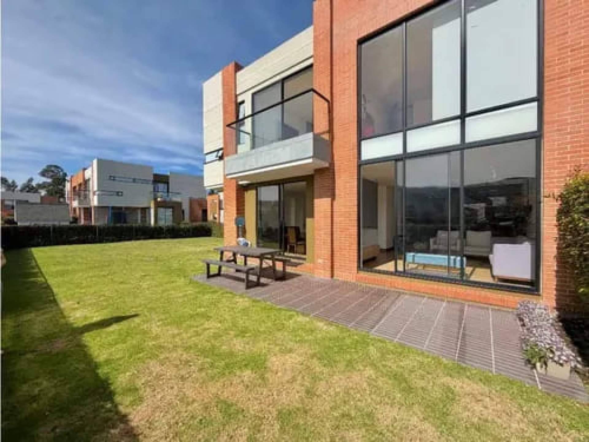 Qué analizar al buscar casas para la venta en un mercado competitivo