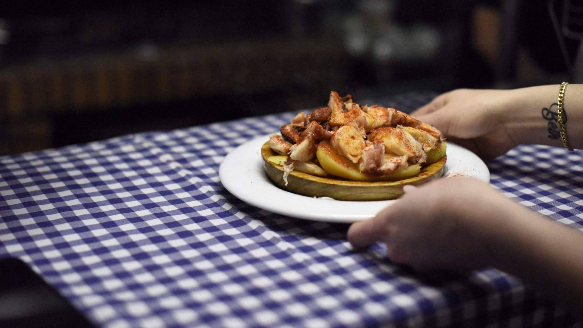 Pasa Tapas impulsa la tradición gastronómica mediterránea desde la Barceloneta