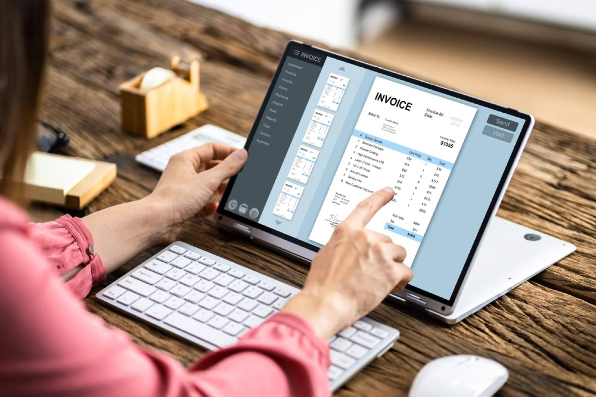 CRM Marca Blanca para revender bajo marca propia; VeriFactu y control horario conectados