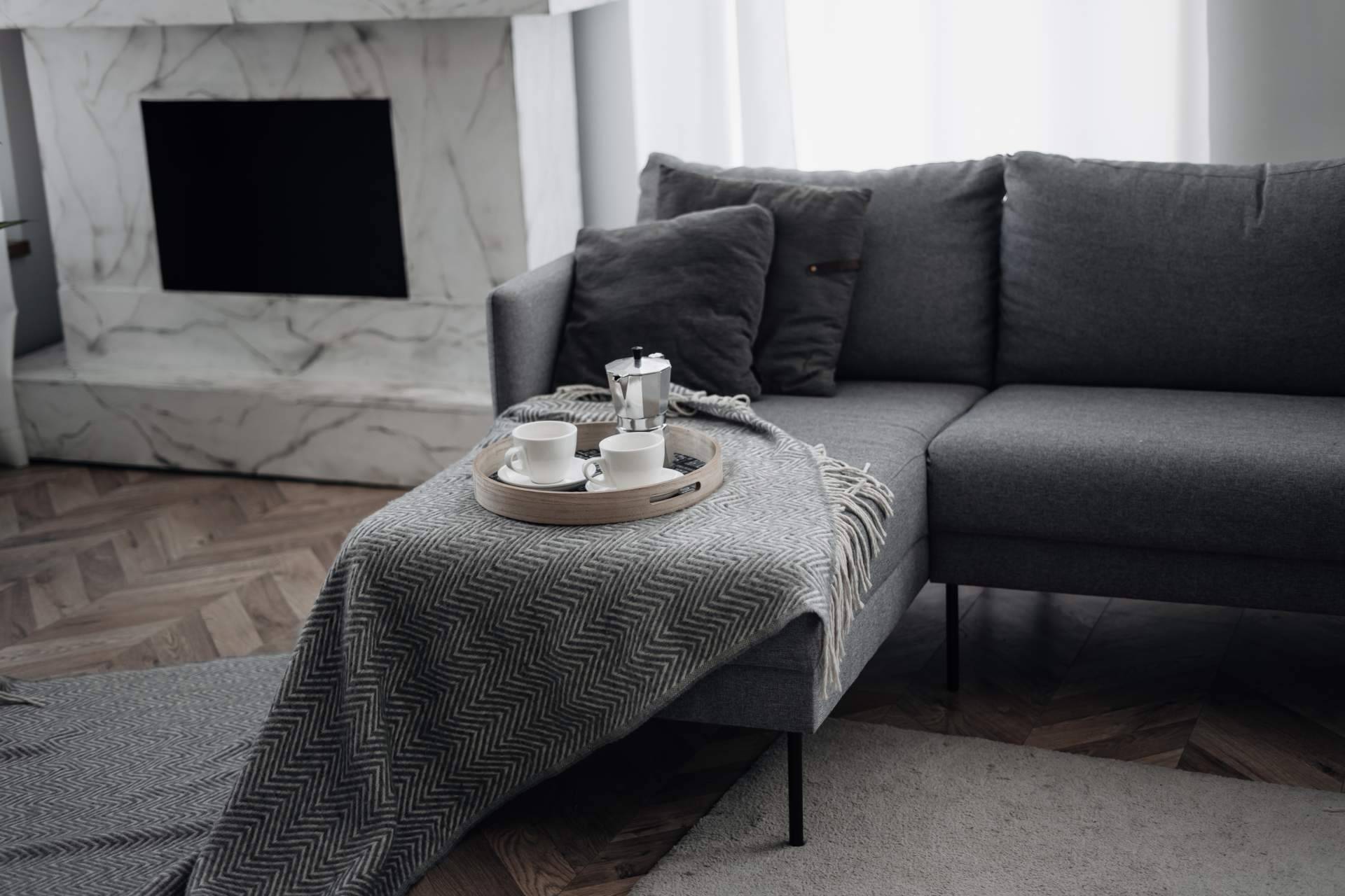 La Tienda HOME repasa cómo elegir el sofá adecuado para renovar el salón este verano